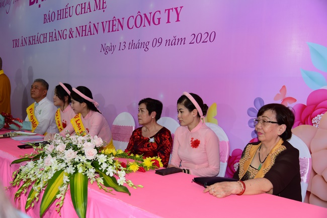 Ullambana Ceremony expressing gratitude to the parents, customers and employees of Trang Nguyen Company