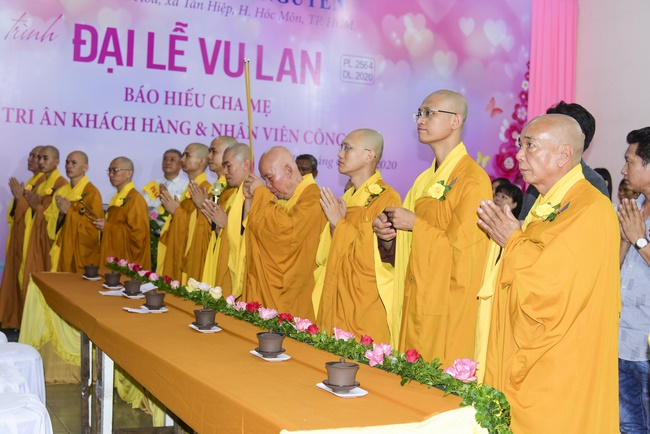Ullambana Ceremony expressing gratitude to the parents, customers and employees of Trang Nguyen Company