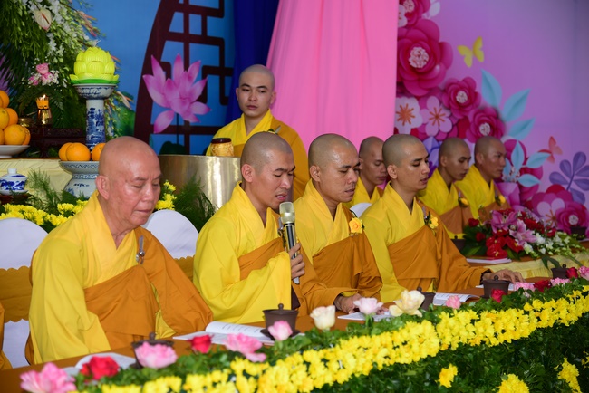 Ullambana Ceremony expressing gratitude to the parents, customers and employees of Trang Nguyen Company