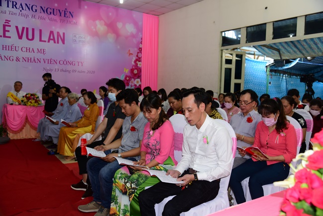 Ullambana Ceremony expressing gratitude to the parents, customers and employees of Trang Nguyen Company