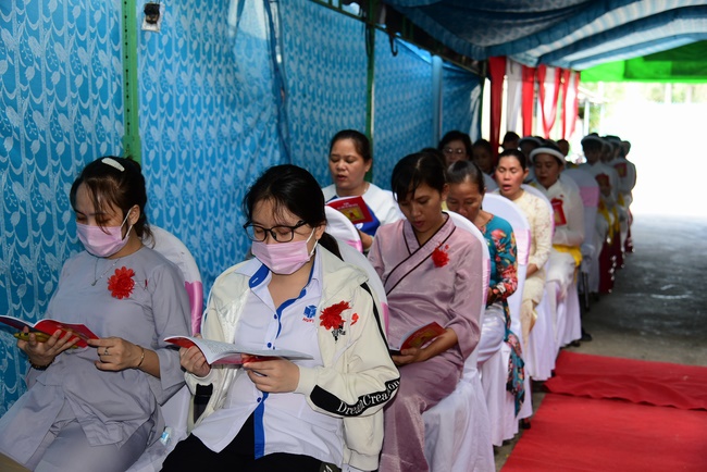 Ullambana Ceremony expressing gratitude to the parents, customers and employees of Trang Nguyen Company