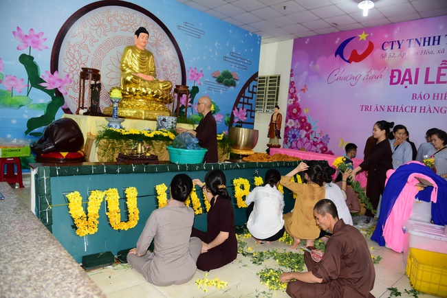 Ullambana Ceremony expressing gratitude to the parents, customers and employees of Trang Nguyen Company