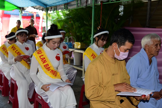 Ullambana Ceremony expressing gratitude to the parents, customers and employees of Trang Nguyen Company