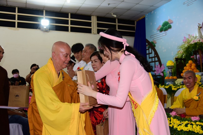 Ullambana Ceremony expressing gratitude to the parents, customers and employees of Trang Nguyen Company