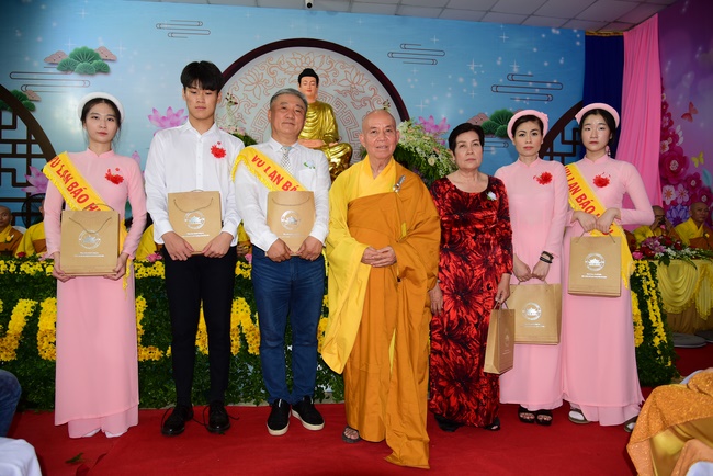 Ullambana Ceremony expressing gratitude to the parents, customers and employees of Trang Nguyen Company