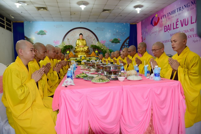 Ullambana Ceremony expressing gratitude to the parents, customers and employees of Trang Nguyen Company