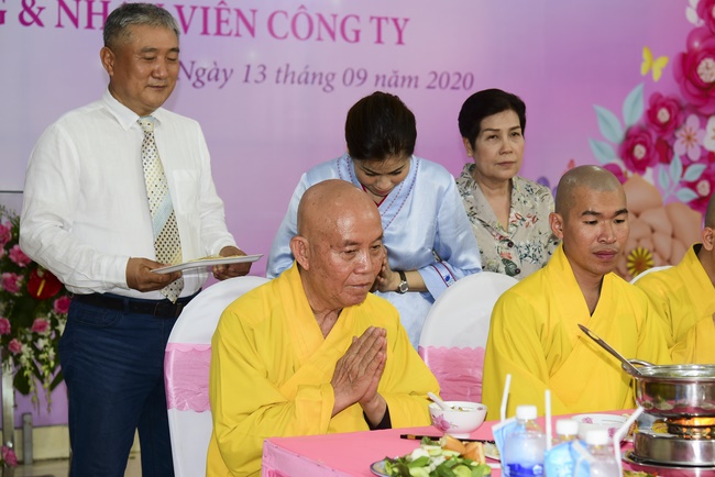 Ullambana Ceremony expressing gratitude to the parents, customers and employees of Trang Nguyen Company