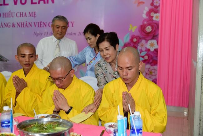 Ullambana Ceremony expressing gratitude to the parents, customers and employees of Trang Nguyen Company