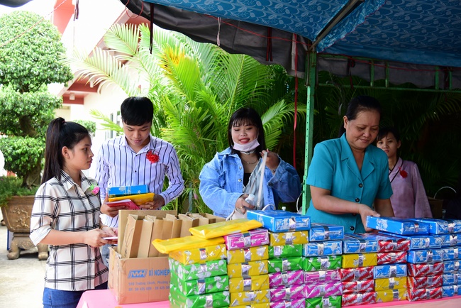 Ullambana Ceremony expressing gratitude to the parents, customers and employees of Trang Nguyen Company