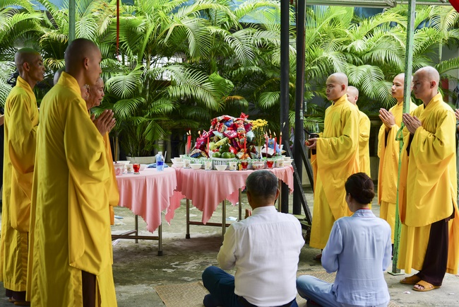 Ullambana Ceremony expressing gratitude to the parents, customers and employees of Trang Nguyen Company