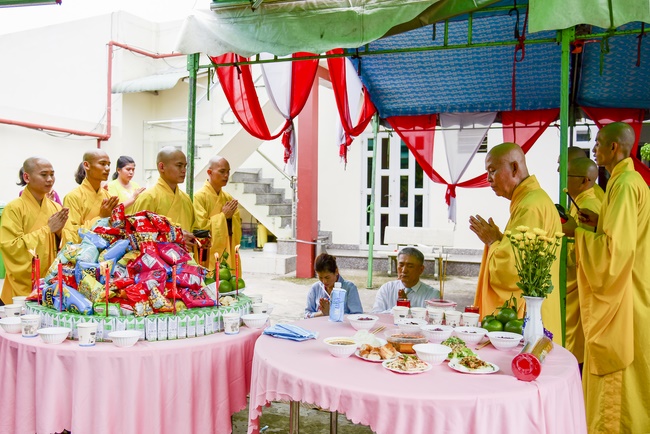 Ullambana Ceremony expressing gratitude to the parents, customers and employees of Trang Nguyen Company