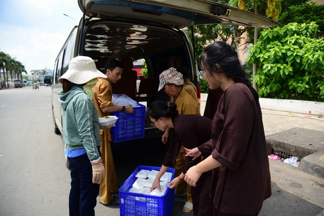 Giving lunch portions at Hoc Mon Wholesale Market and The rite praying for rebirth in Tay Ninh