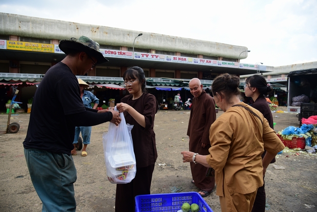 Giving lunch portions at Hoc Mon Wholesale Market and The rite praying for rebirth in Tay Ninh