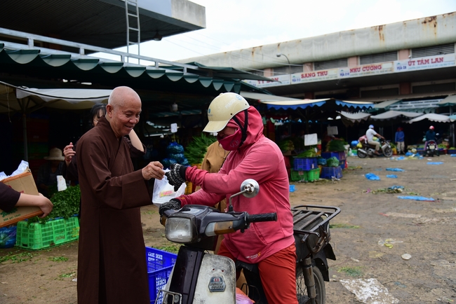 Giving lunch portions at Hoc Mon Wholesale Market and The rite praying for rebirth in Tay Ninh