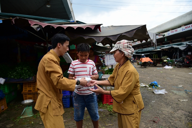 Giving lunch portions at Hoc Mon Wholesale Market and The rite praying for rebirth in Tay Ninh