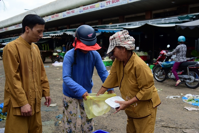 Giving lunch portions at Hoc Mon Wholesale Market and The rite praying for rebirth in Tay Ninh