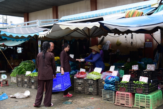 Giving lunch portions at Hoc Mon Wholesale Market and The rite praying for rebirth in Tay Ninh