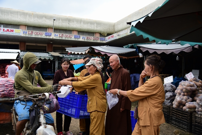 Giving lunch portions at Hoc Mon Wholesale Market and The rite praying for rebirth in Tay Ninh