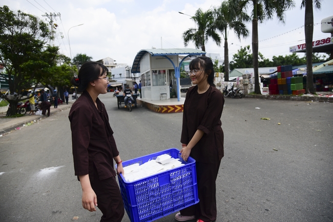 Giving lunch portions at Hoc Mon Wholesale Market and The rite praying for rebirth in Tay Ninh