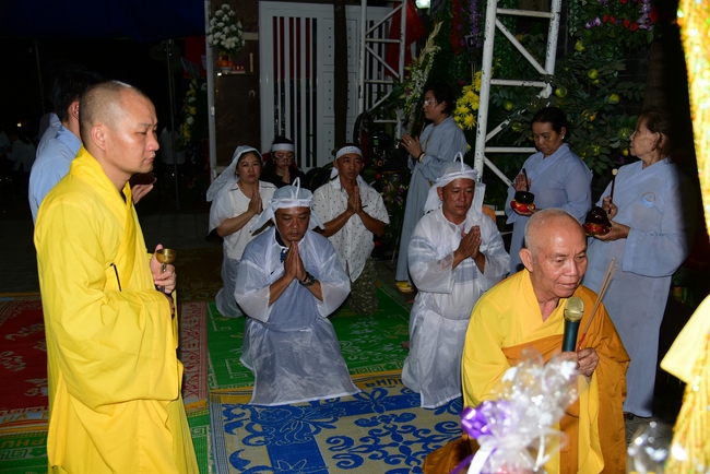 Giving lunch portions at Hoc Mon Wholesale Market and The rite praying for rebirth in Tay Ninh