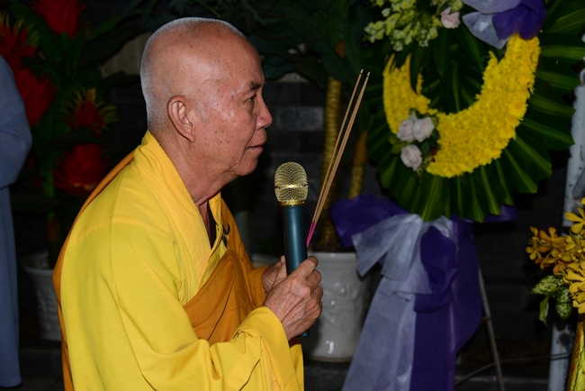 Giving lunch portions at Hoc Mon Wholesale Market and The rite praying for rebirth in Tay Ninh