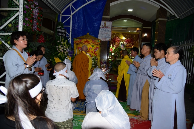 Giving lunch portions at Hoc Mon Wholesale Market and The rite praying for rebirth in Tay Ninh