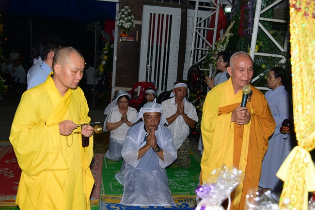 Giving lunch portions at Hoc Mon Wholesale Market and The rite praying for rebirth in Tay Ninh