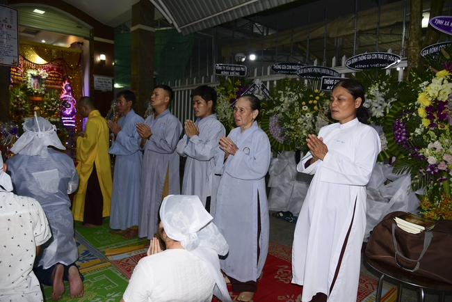 Giving lunch portions at Hoc Mon Wholesale Market and The rite praying for rebirth in Tay Ninh