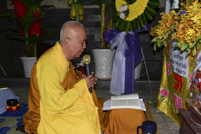 Giving lunch portions at Hoc Mon Wholesale Market and The rite praying for rebirth in Tay Ninh