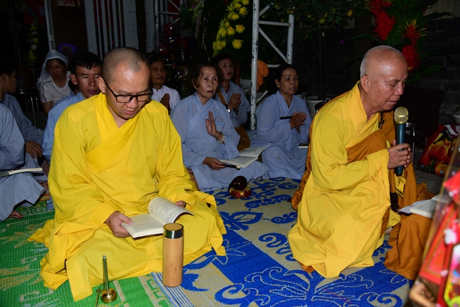 Giving lunch portions at Hoc Mon Wholesale Market and The rite praying for rebirth in Tay Ninh