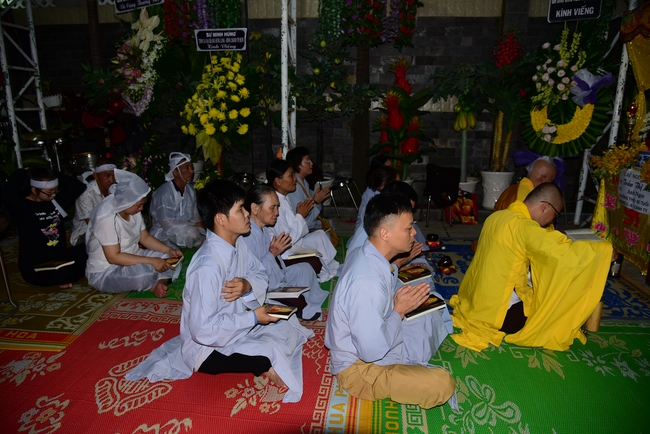 Giving lunch portions at Hoc Mon Wholesale Market and The rite praying for rebirth in Tay Ninh