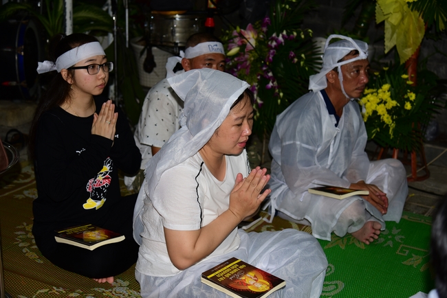 Giving lunch portions at Hoc Mon Wholesale Market and The rite praying for rebirth in Tay Ninh