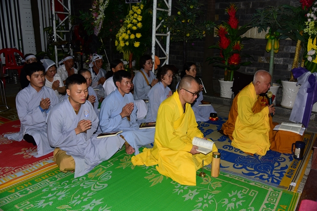 Giving lunch portions at Hoc Mon Wholesale Market and The rite praying for rebirth in Tay Ninh