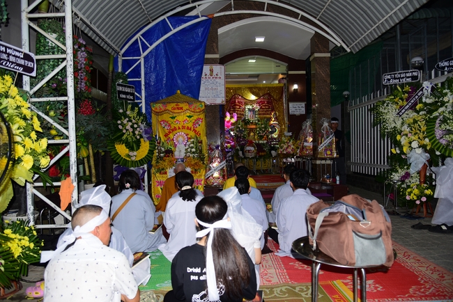 Giving lunch portions at Hoc Mon Wholesale Market and The rite praying for rebirth in Tay Ninh