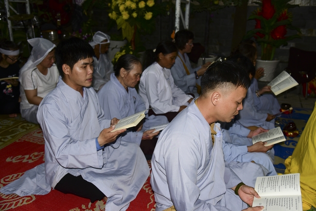 Giving lunch portions at Hoc Mon Wholesale Market and The rite praying for rebirth in Tay Ninh