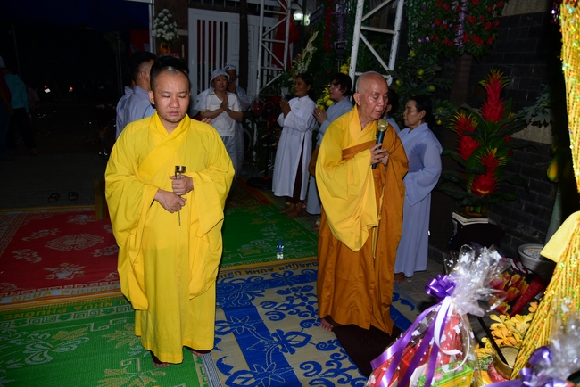 Giving lunch portions at Hoc Mon Wholesale Market and The rite praying for rebirth in Tay Ninh