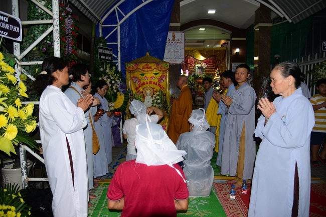 Giving lunch portions at Hoc Mon Wholesale Market and The rite praying for rebirth in Tay Ninh