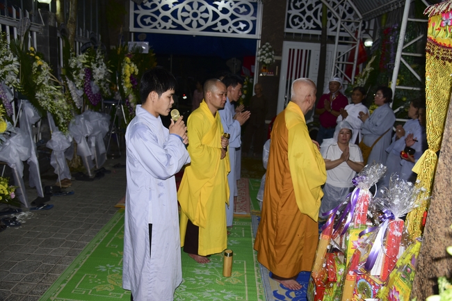 Giving lunch portions at Hoc Mon Wholesale Market and The rite praying for rebirth in Tay Ninh