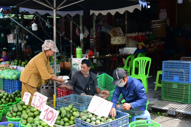 Giving lunch portions at Hoc Mon Wholesale Market and The rite praying for rebirth in Tay Ninh