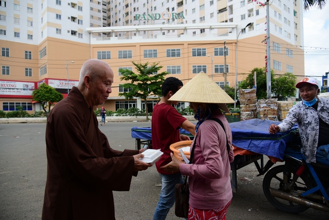 Giving lunch portions at Hoc Mon Wholesale Market and The rite praying for rebirth in Tay Ninh