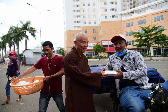 Giving lunch portions at Hoc Mon Wholesale Market and The rite praying for rebirth in Tay Ninh