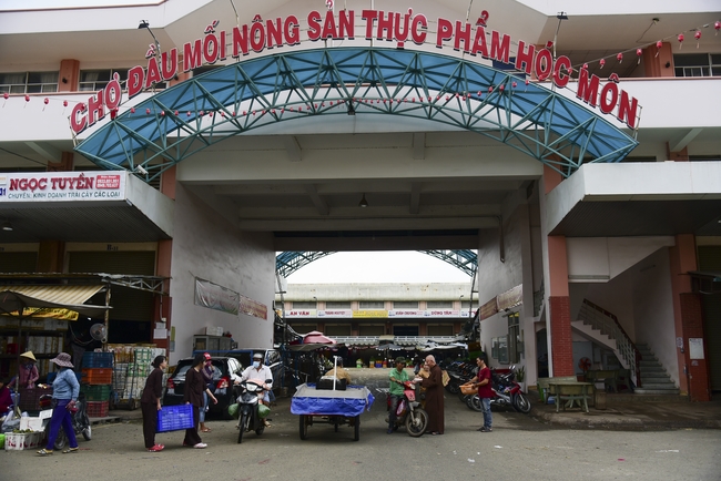 Giving lunch portions at Hoc Mon Wholesale Market and The rite praying for rebirth in Tay Ninh