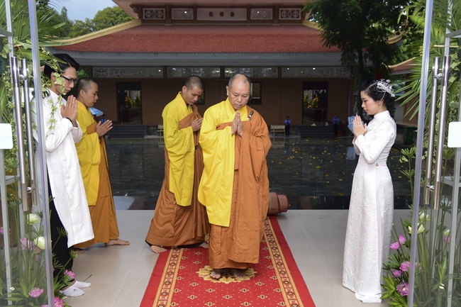 The Wedding Ceremony at the pagoda