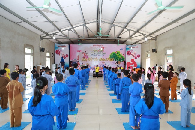 The retreat Sowing seeds lotus at Dong Cao Pagoda