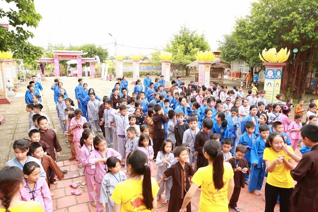 The retreat Sowing seeds lotus at Dong Cao Pagoda