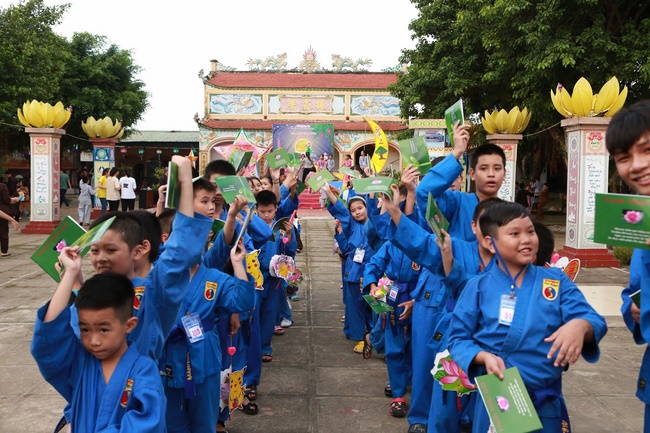 The retreat Sowing seeds lotus at Dong Cao Pagoda