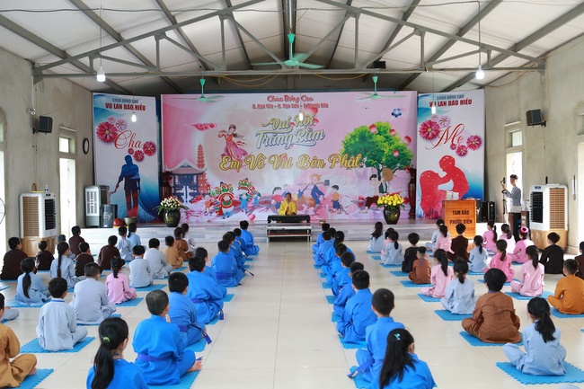 The retreat Sowing seeds lotus at Dong Cao Pagoda