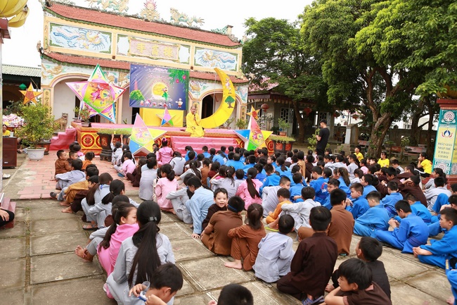 The retreat Sowing seeds lotus at Dong Cao Pagoda