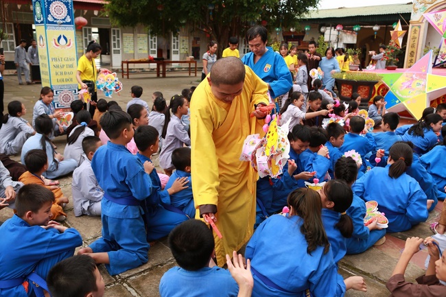 The retreat Sowing seeds lotus at Dong Cao Pagoda