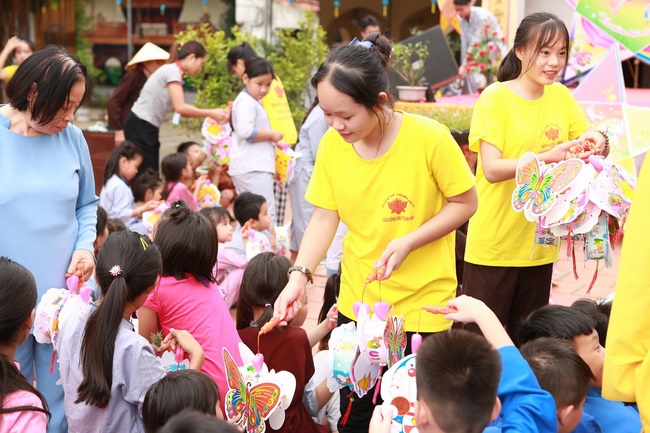 The retreat Sowing seeds lotus at Dong Cao Pagoda